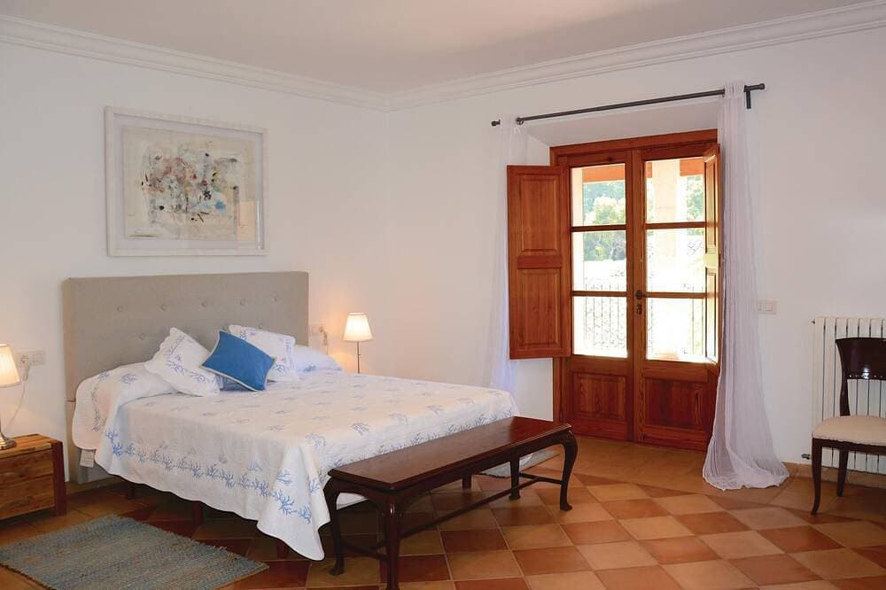 Foto 2 von 30: Nice home in Fornalutx with house a mountain view