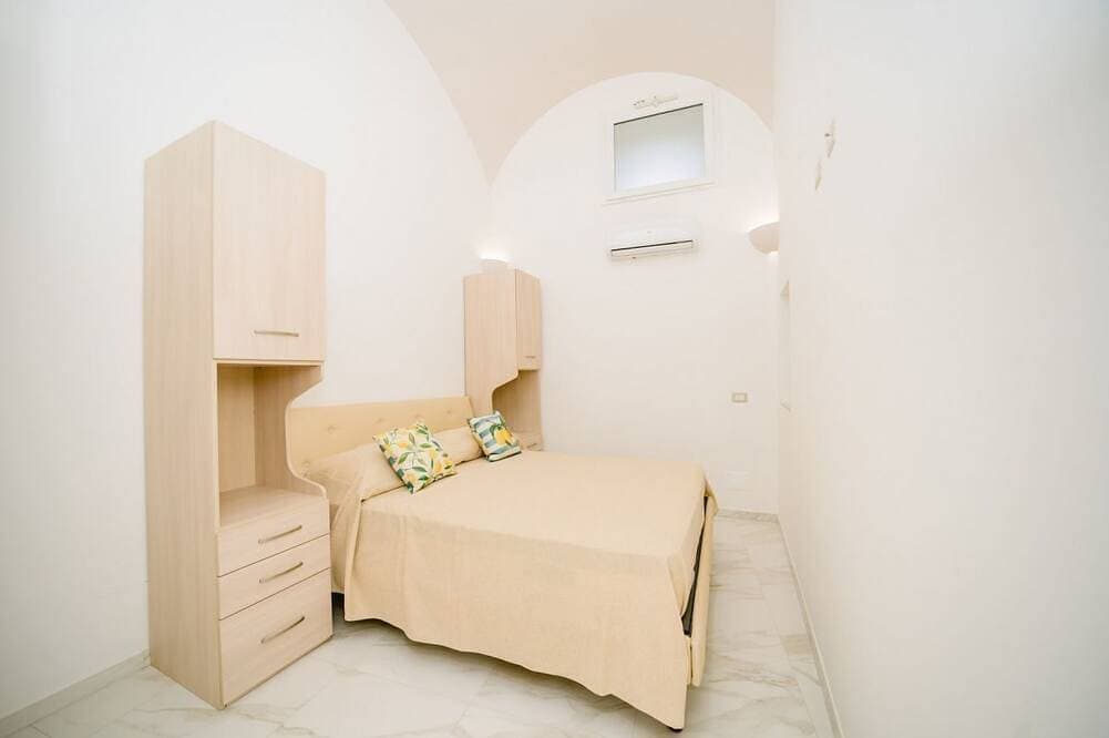 Foto 2 von 7: Pontone di Scala - The house has 1 double bedroom, 1 living room with kitchenette and sofa bed, 1 bathroom. The rooms are equipped with Smart TV, air conditioning, Wi-Fi and heating.6