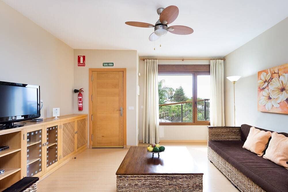 Foto 9 von 30: 2 Bedrooms, Sea View, Heated Pool 27ºC, Heating, Free Wifi, private garden and barbecue (4)