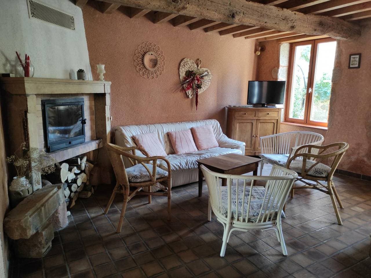 Foto 5 von 17: 132 m² großes Ferienhaus mit Kamin und Garten in Renaison