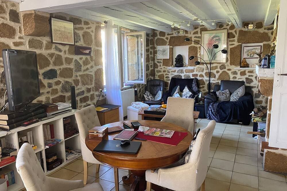 Foto 7 von 10: Maison fleuri / river vacations / a room in a big house