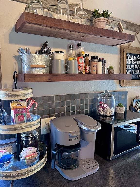 Foto 13 von 38: Private & Cozy cabin with Hot Tub-Coffee Bar-Cowboy Pool