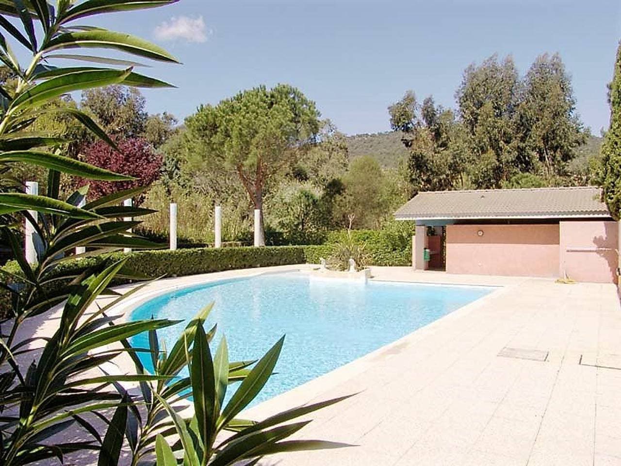 Foto 11 von 15: Klimatisierte 2-Zimmer-Wohnung mit Terrasse, Pool und WLAN, 4 Schlafplätze, Le Lavandou