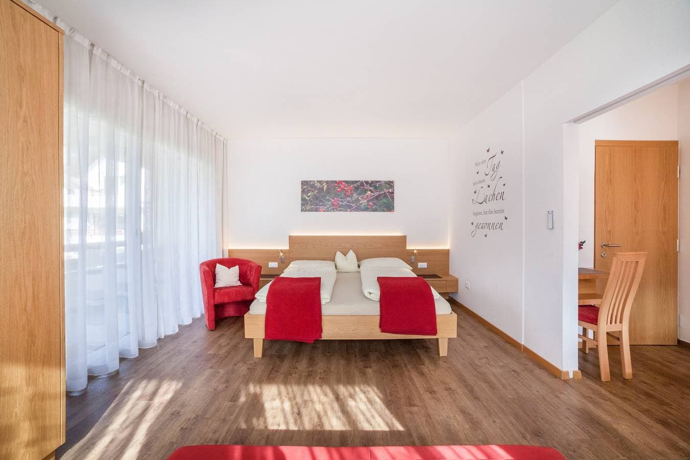 Foto 10 von 26: Ferienwohnung "Schnitzer - Hagebutte" mit Bergblick, WLAN, Balkon & Garten