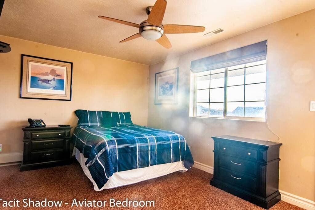 Tacit Shadow Resort Aviator Queen Suite, Gym, Coffee Bar, Hot-Tub, Free Laundry, Food Available 1
