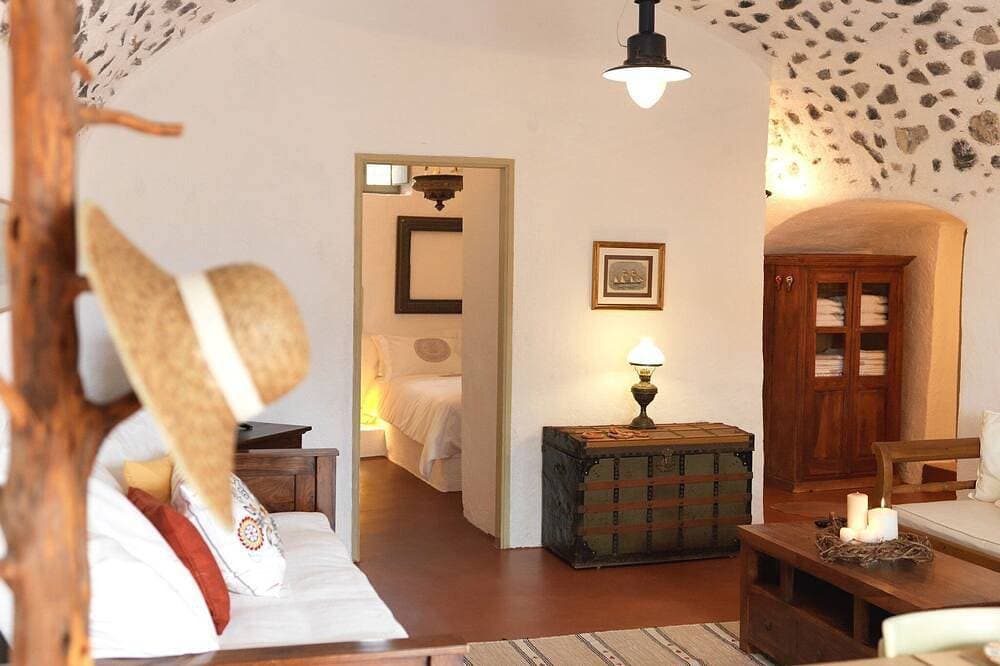 Foto 3 von 26: Charming Santorini Villa | Pori House | 1 Bedroom | Rustic & Traditional Interior | Exo Gonia