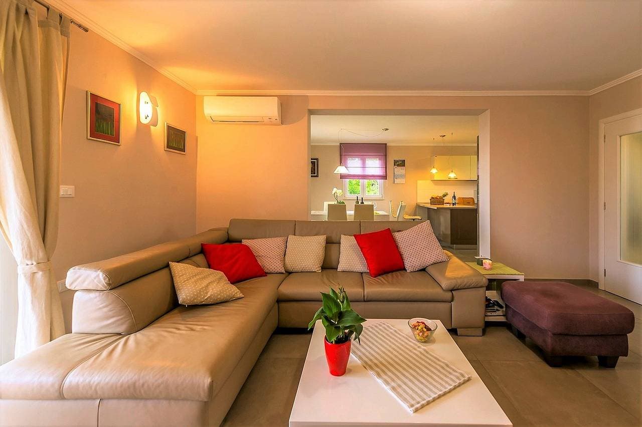Foto 6 von 31: Ferienhaus Vesna mit Pool