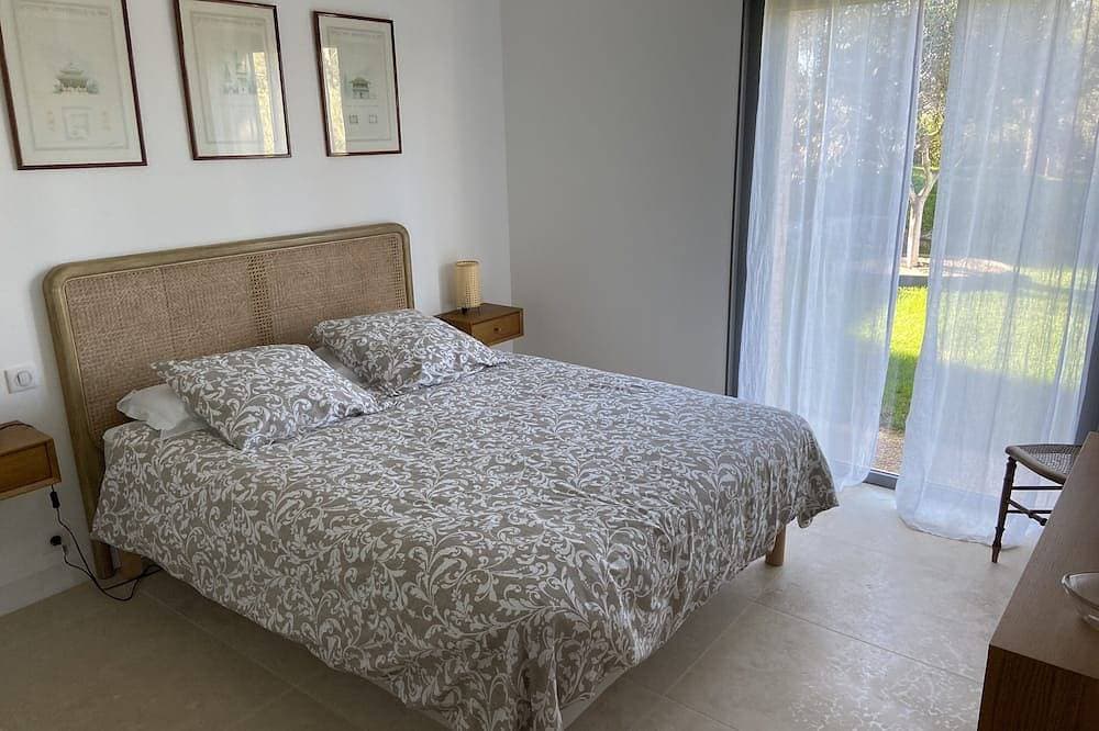 Foto 4 von 30: Beautiful new 180m2 villa with swimming pool terrace and 2500m2 wooded garden