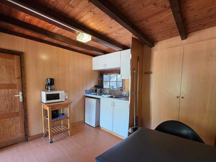 Foto 12 von 83: Camping Cala Llevado - Sea Green By Sunêlia - Chalet 2 personen - Low Cost 1 Zimmer ohne Sanitäranlagen
