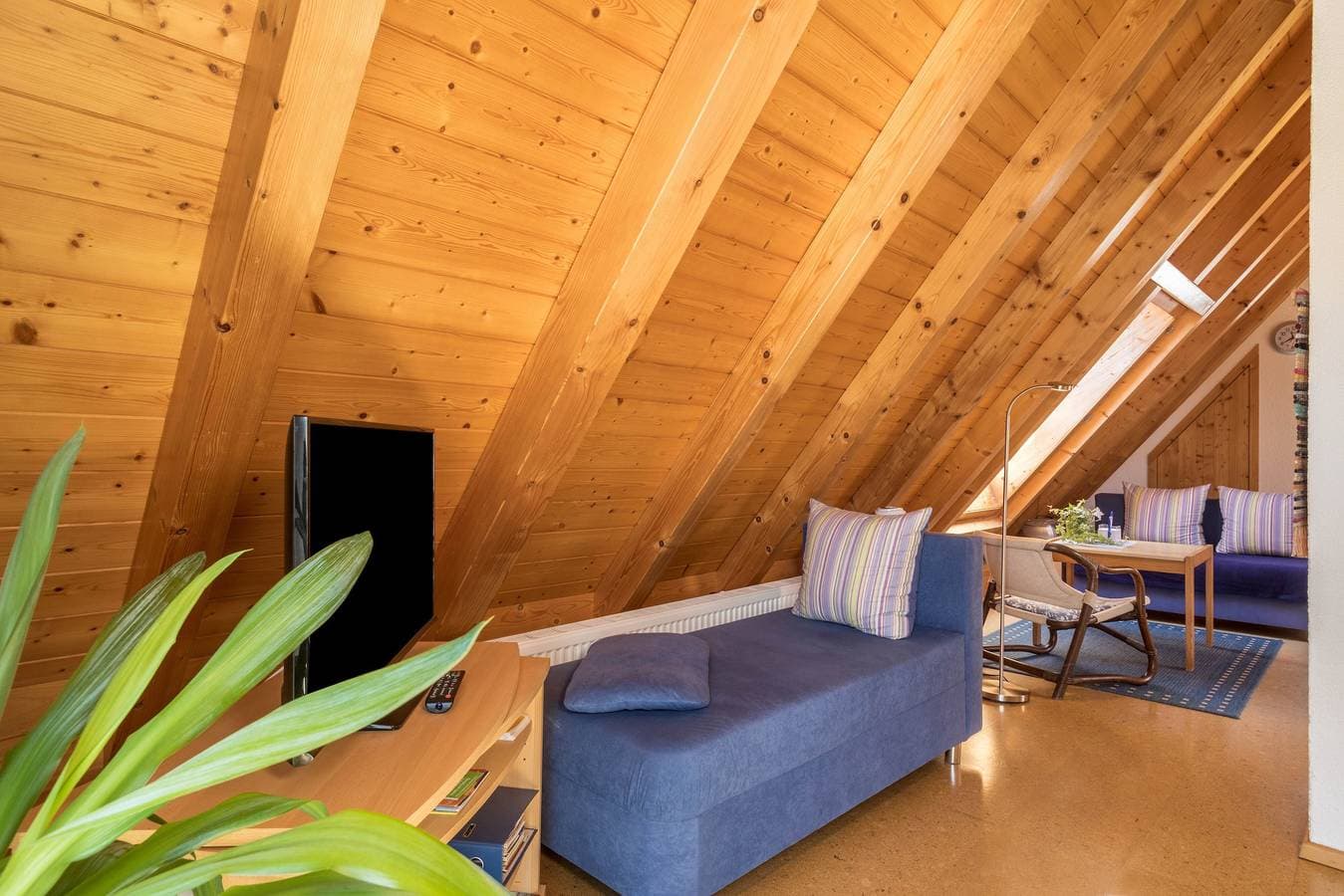 Foto 11 von 19: Gemütliche Ferienwohnung im Dachgeschoss "Haus Sonnenschein" mit WLAN, Terrasse & Garten