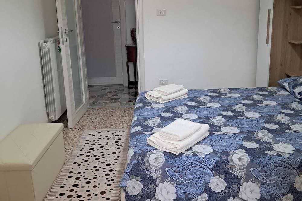 Foto 3 von 9: Double room with bathroom located near the historic center and beaches.