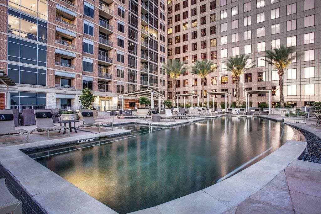 Foto 12 von 30: Sleek Downtown 1Br w/ Gym, W/D & Deck, walk to 6th St bars, by Blueground