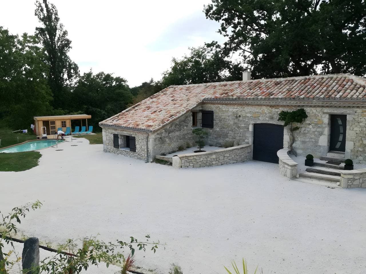 Foto 8 von 29: Charaktervolles Ferienhaus in der Natur mit Seeblick, privatem Pool und WLAN
