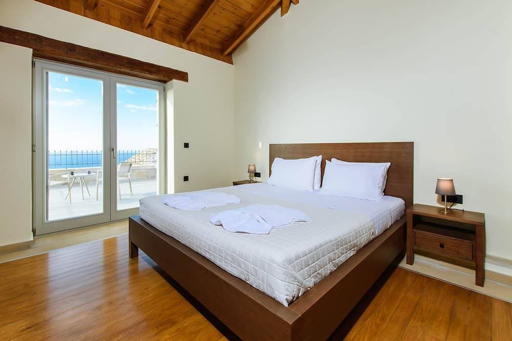 Foto 6 von 30: Villa Kalithea, with indoor heating pool, unlimited sunset views to the ocean.
