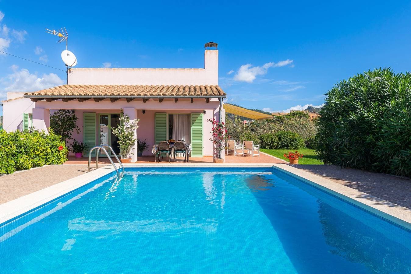 Foto 2 von 35: Klimatisiertes Ferienhaus am Meer mit Pool, Garten, Terrasse und WLAN