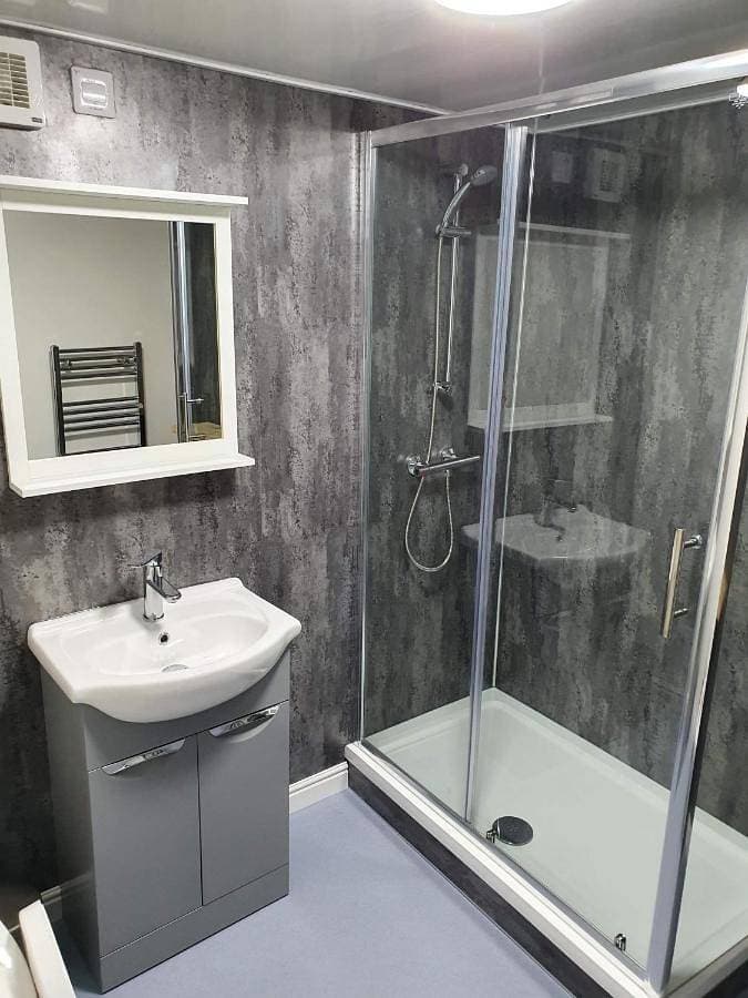 Foto 4 von 6: Family Room with Private Bathroom