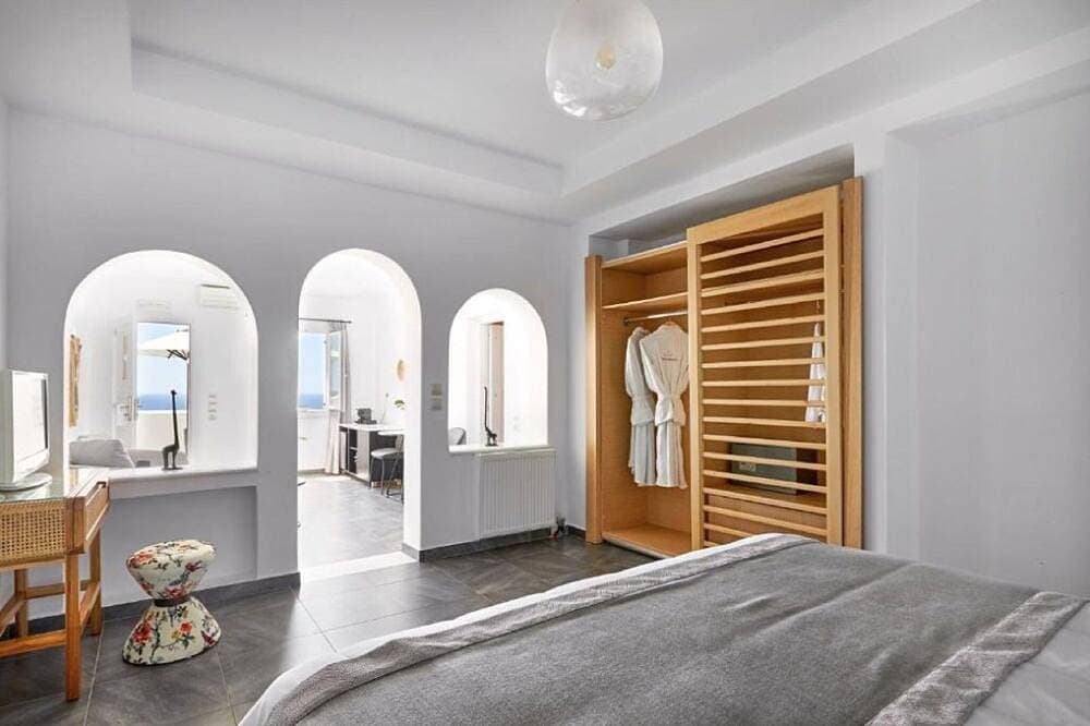 Foto 3 von 26: Wonderful Santorini Suite | Suite Azzurro | Private Heated Pool & Caldera View.