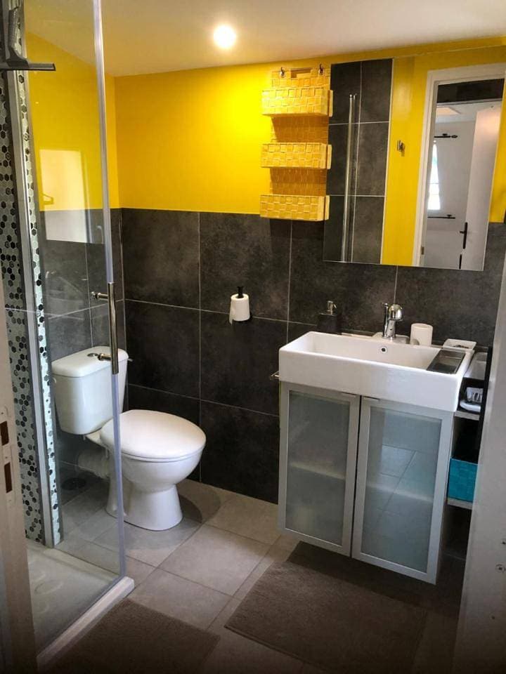 Foto 10 von 10: Family Room with Private Bathroom