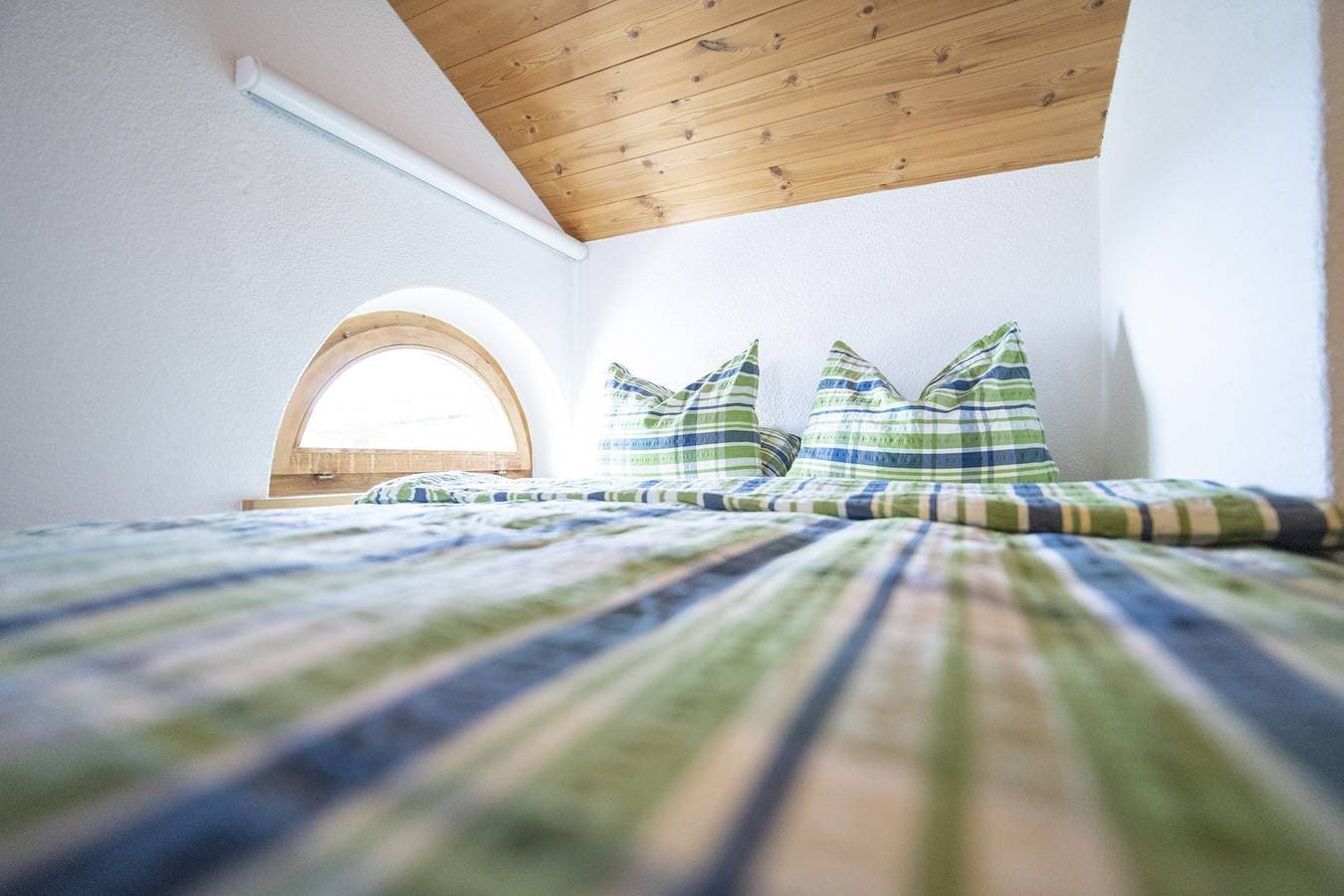 Foto 11 von 30: Chasa Rontsch Madlaina: Charmante 4.5 Zimmer-Dachwohnung mit Panorama-Aussicht mitten in Ftan