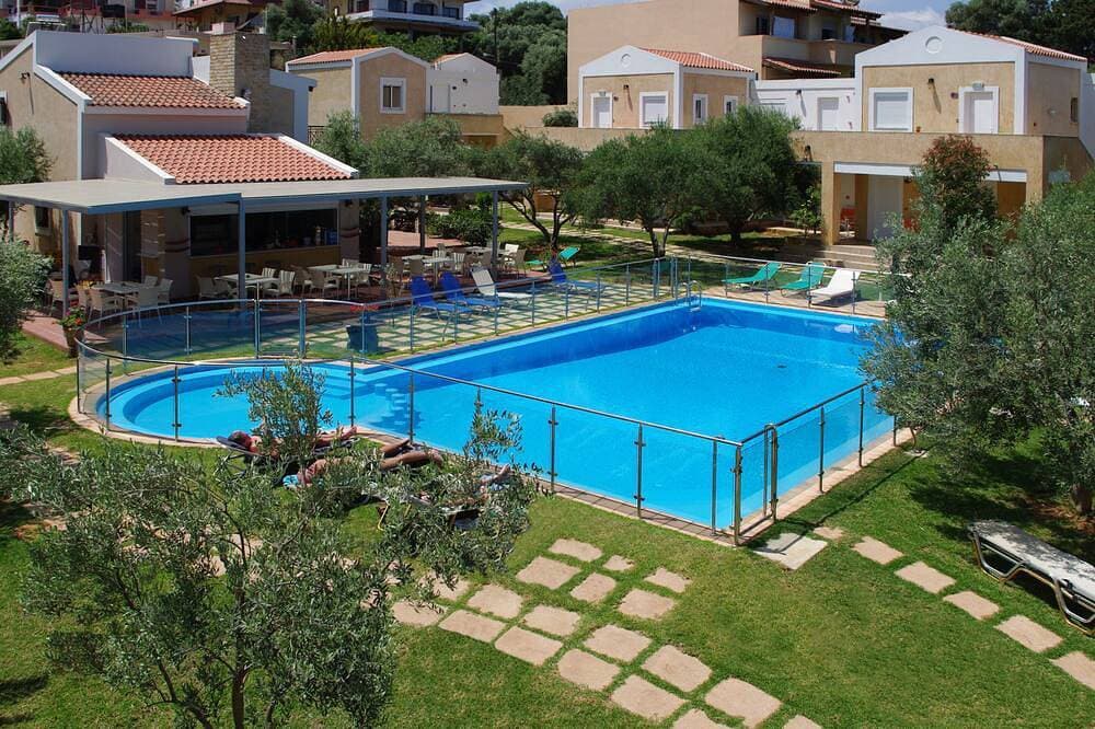 Cozy Apartment with Swimming Pool Near the Sea 1