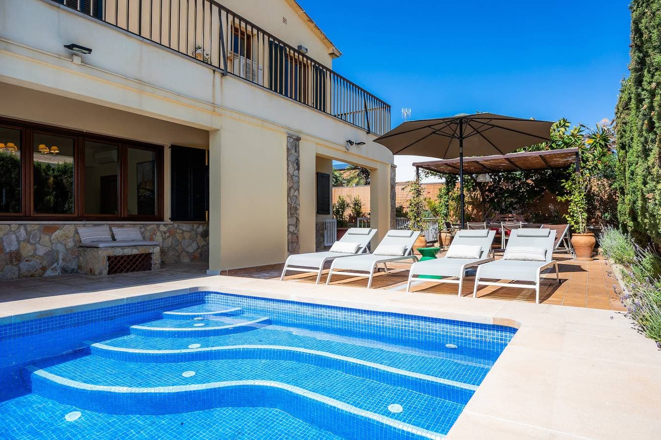 Foto 6 von 44: Großzügige Villa am Meer mit privatem Salzwasserpool