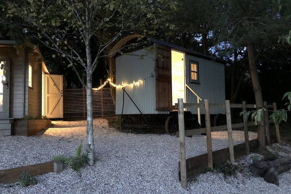 Foto 11 von 30: The Hide With Private Wood Fired Hot Tub. A truly romantic getaway on a Vineyard