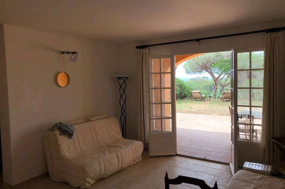 Foto 5 von 10: Farmhouse near beach in shade of umbrella pines with sea view