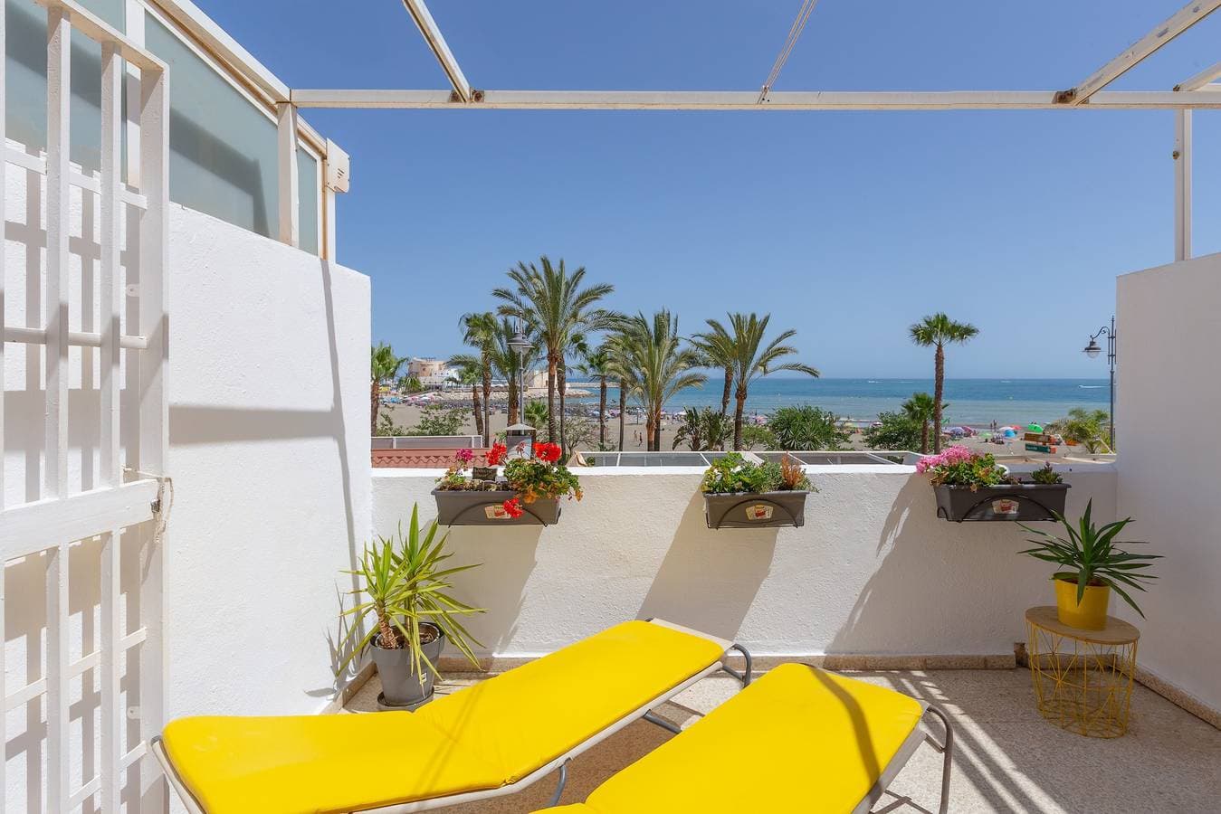 Foto 10 von 24: Ferienwohnung „Right on the Beach“ mit Meerblick, WLAN, Terrasse und Garten
