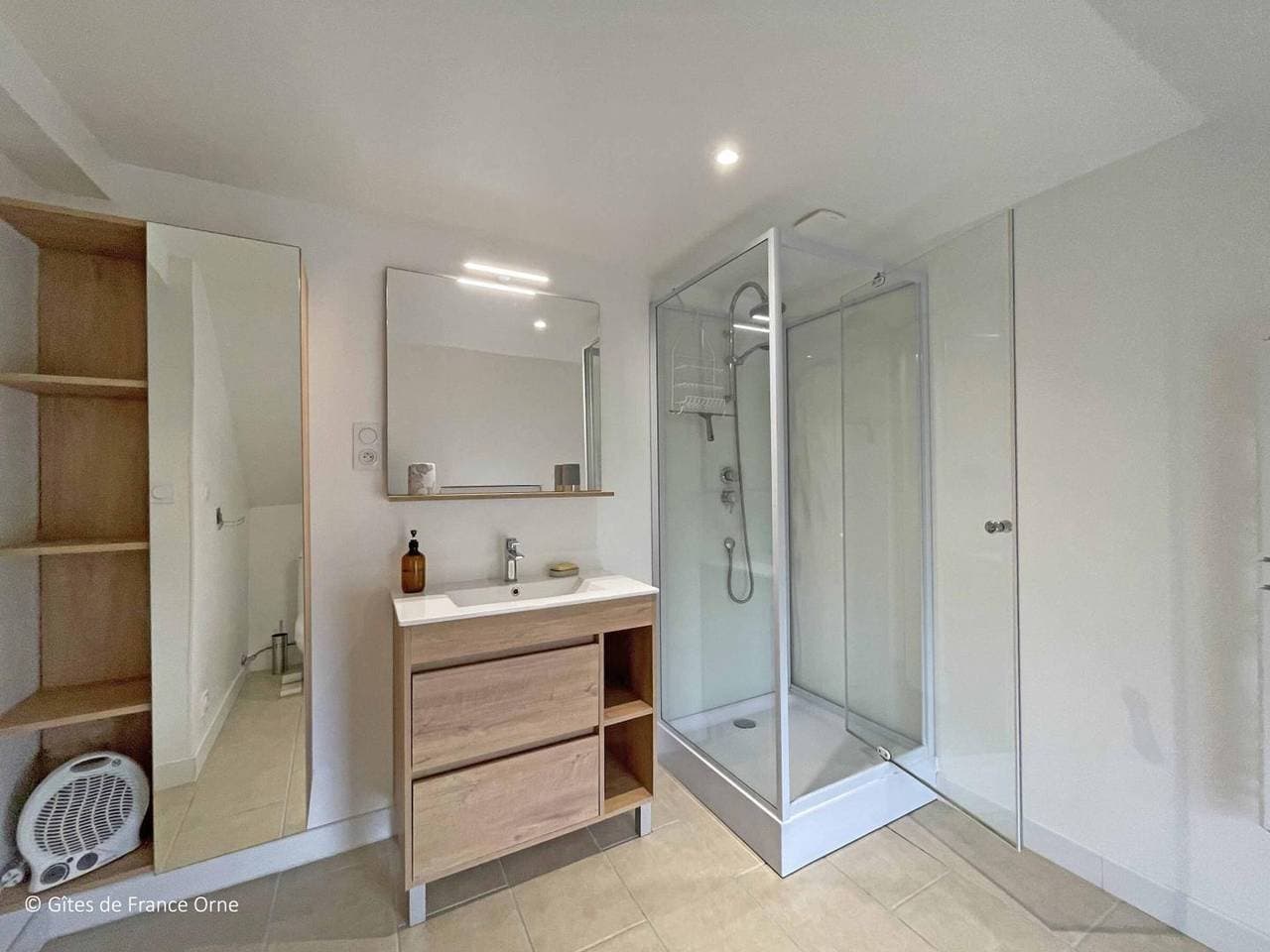 Foto 9 von 17: Helles renoviertes Ferienhaus mit Haustieren erlaubt, Parkplatz und WIFI in der Schweiz Normandie