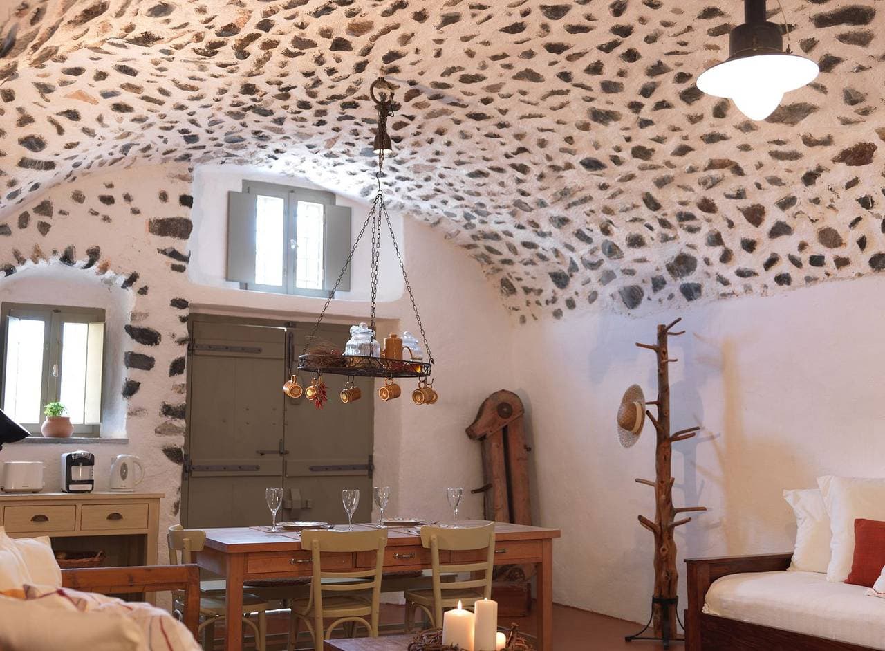 Foto 7 von 26: Charming Santorini Villa | Pori House | 1 Bedroom | Rustic & Traditional