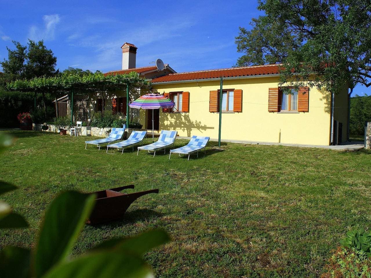 Foto 6 von 24: Charmantes Ferienhaus in Bartići mit Terrasse