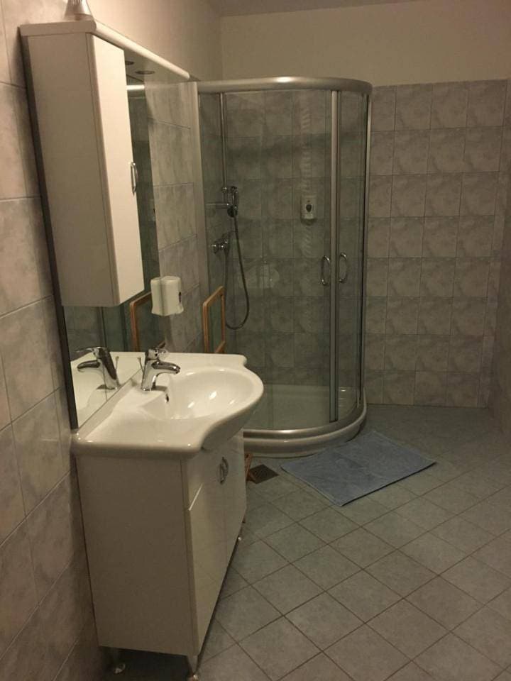 Foto 7 von 9: Triple Room with Private Bathroom
