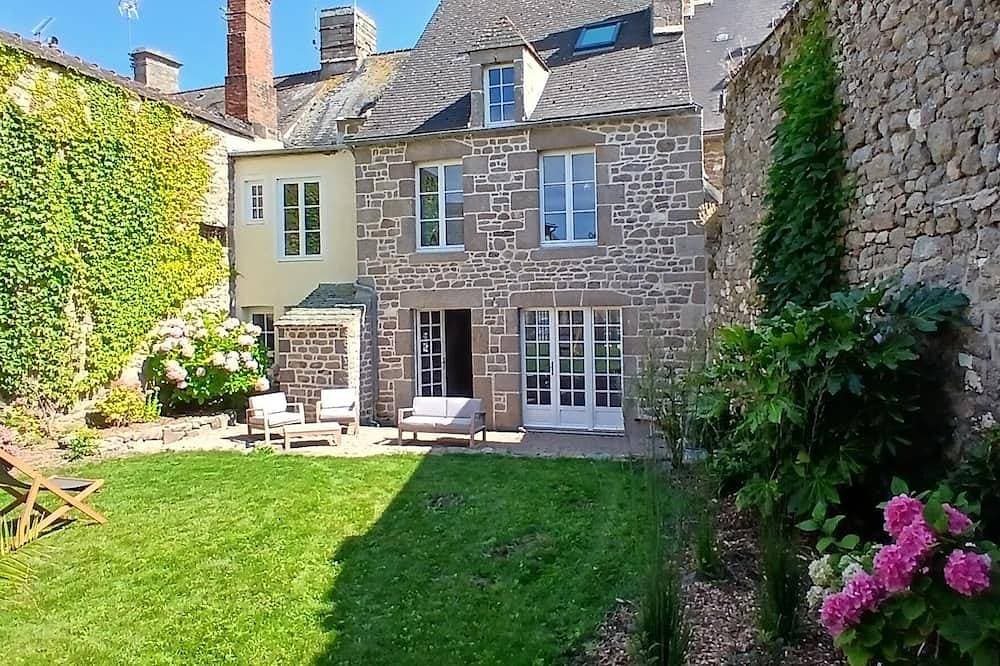 Norman charm, a stone's throw from the port of Barfleur, Val-de-Saire, Normandy. 1
