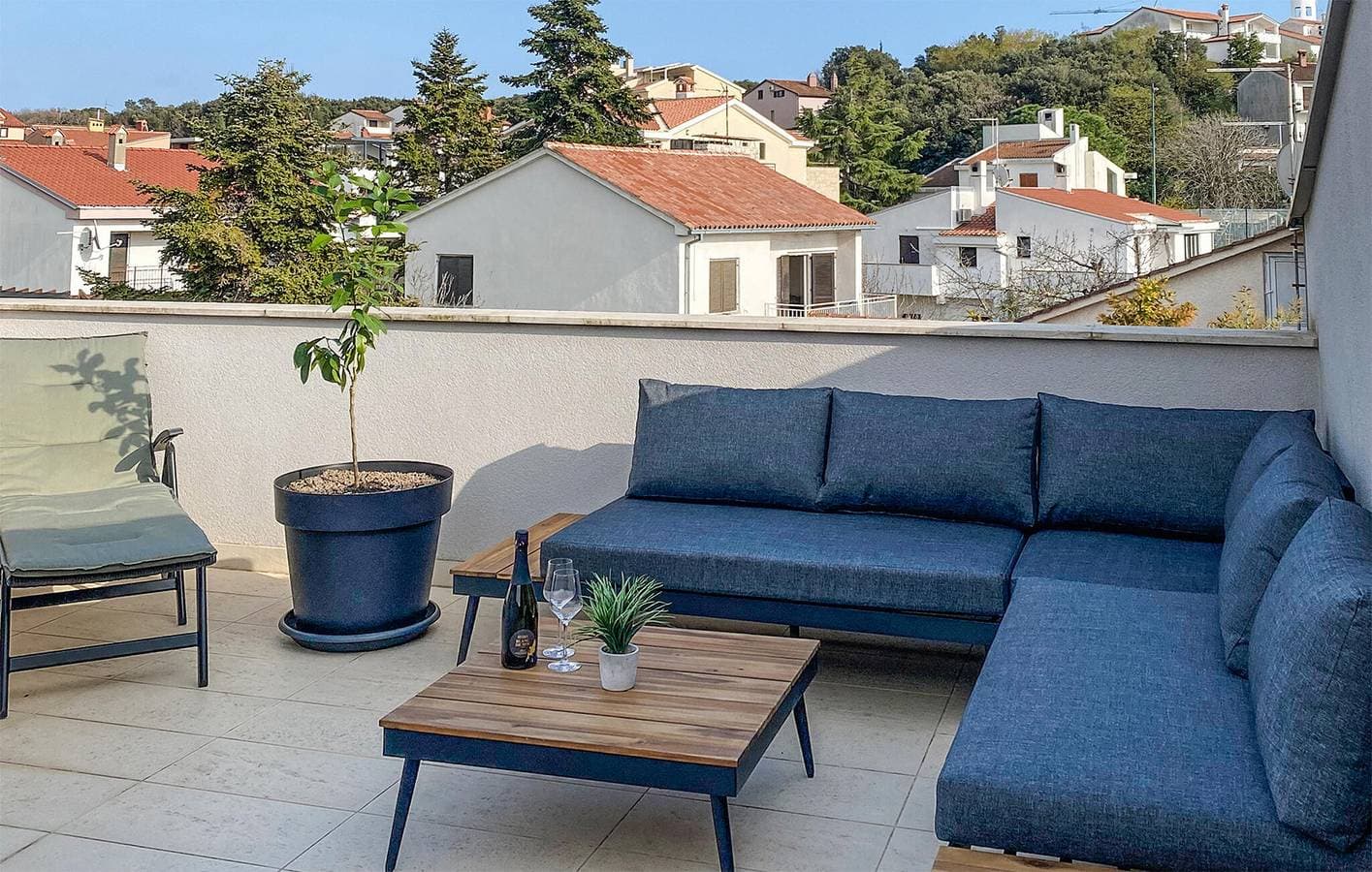 Foto 8 von 31: Gemütliche 1-Zimmer-Wohnung mit Terrasse, 1,5 km vom Strand Havajka entfernt