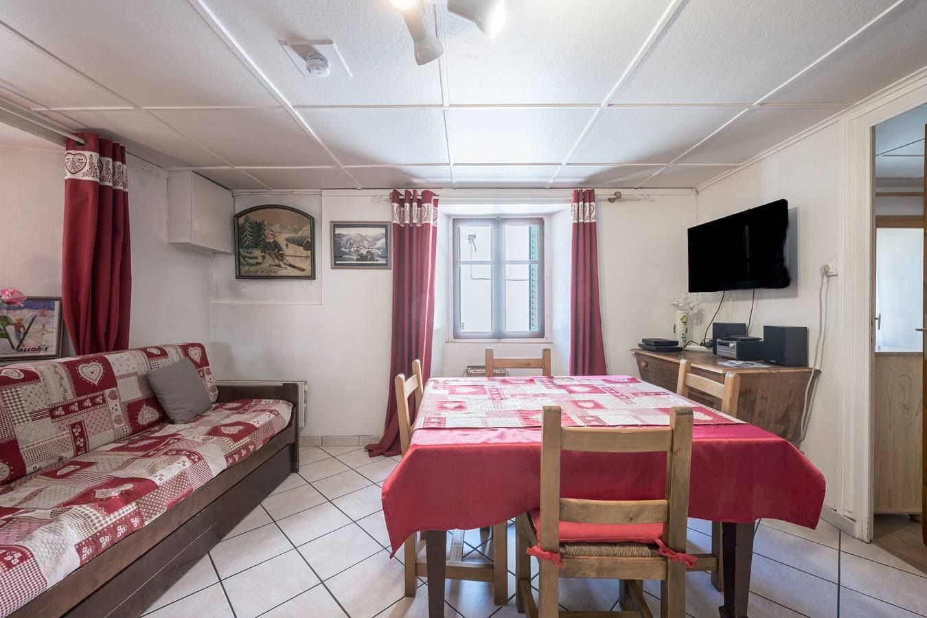 Foto 2 von 20: Ferienwohnung 'Rose Des Neiges' mit Bergblick, Gemeinschaftsgarten und Wi-Fi