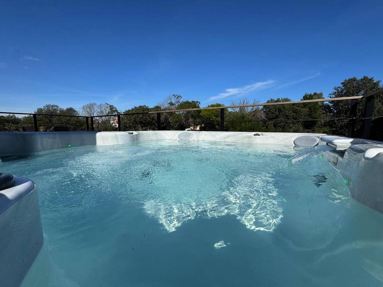 Foto 12 von 17: Villa with Private Jacuzzi