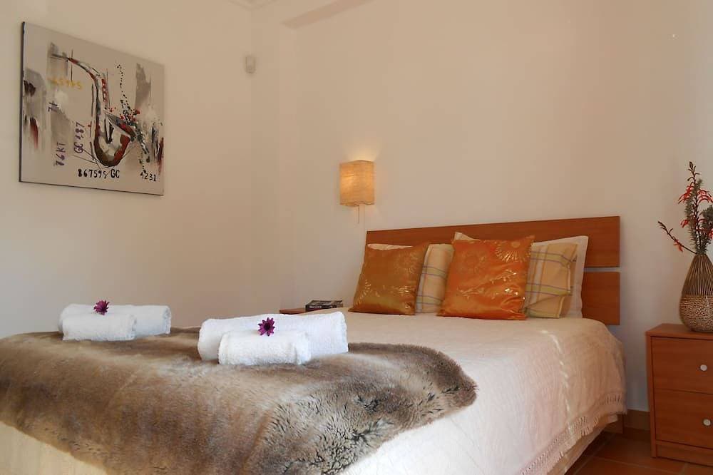 Foto 3 von 21: Geräumige 2 Schlafzimmer Apt mit Air - Con, Swimmingpool, sehr nahe am Strand.