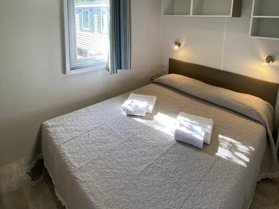 Foto 9 von 23: Sos Flores Camping Village - Mobilheim 4 personen - Superior Meeresbereich - Französisches Bad