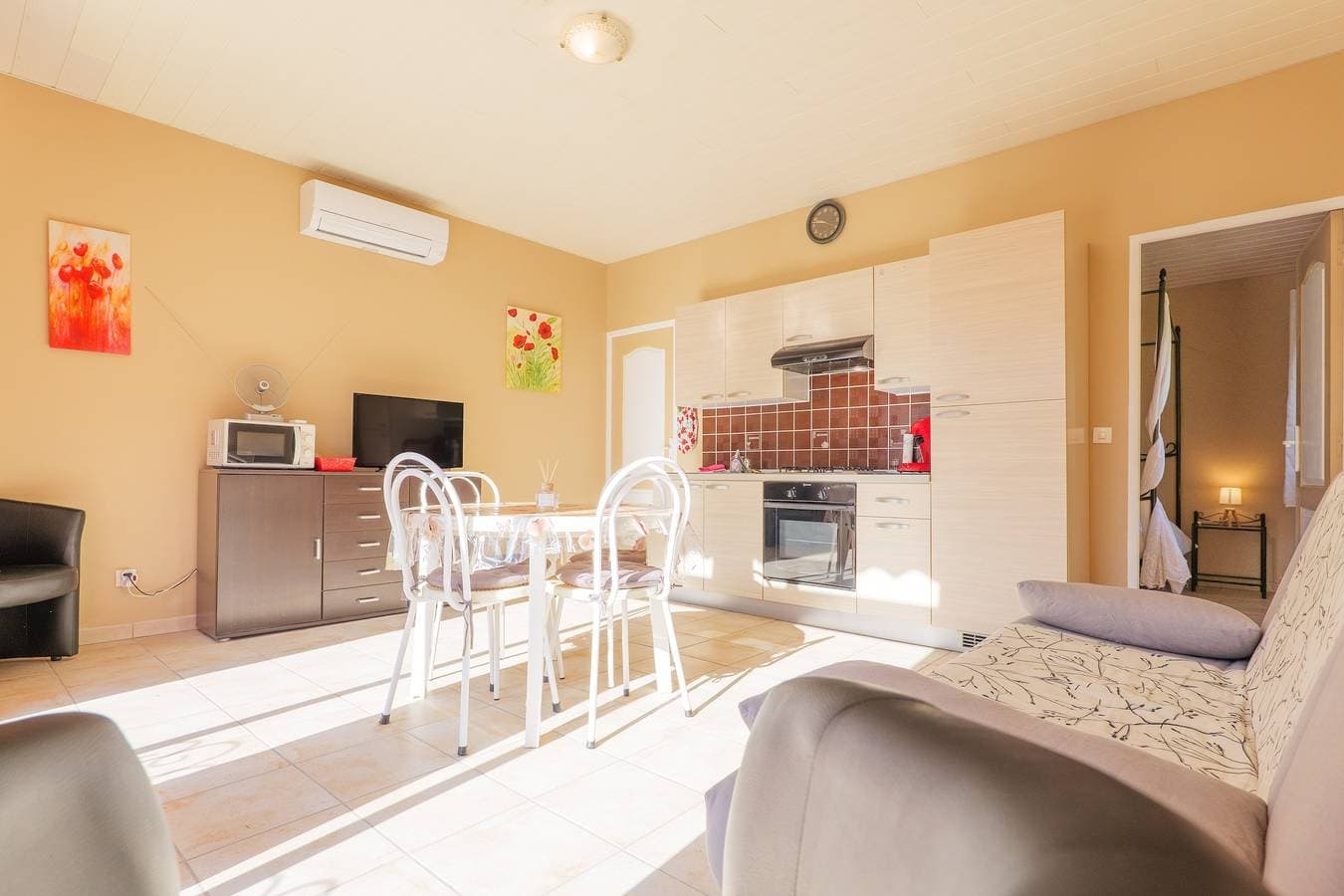 Foto 10 von 25: Cottage „Gîte Coquelicot“ mit Gemeinschaftspool, WLAN und Klimaanlage