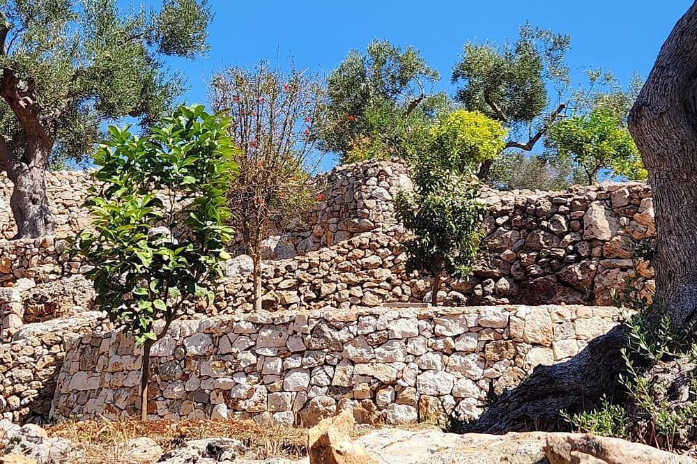 Foto 5 von 30: Paradiso Pajare, a traditional Salento trullo designed with modern amenities.