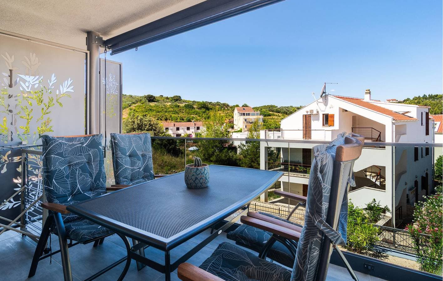 Foto 7 von 16: Apartment mit Meerblick, Terrasse, Parkplatz und WLAN, 700 m vom Strand entfernt