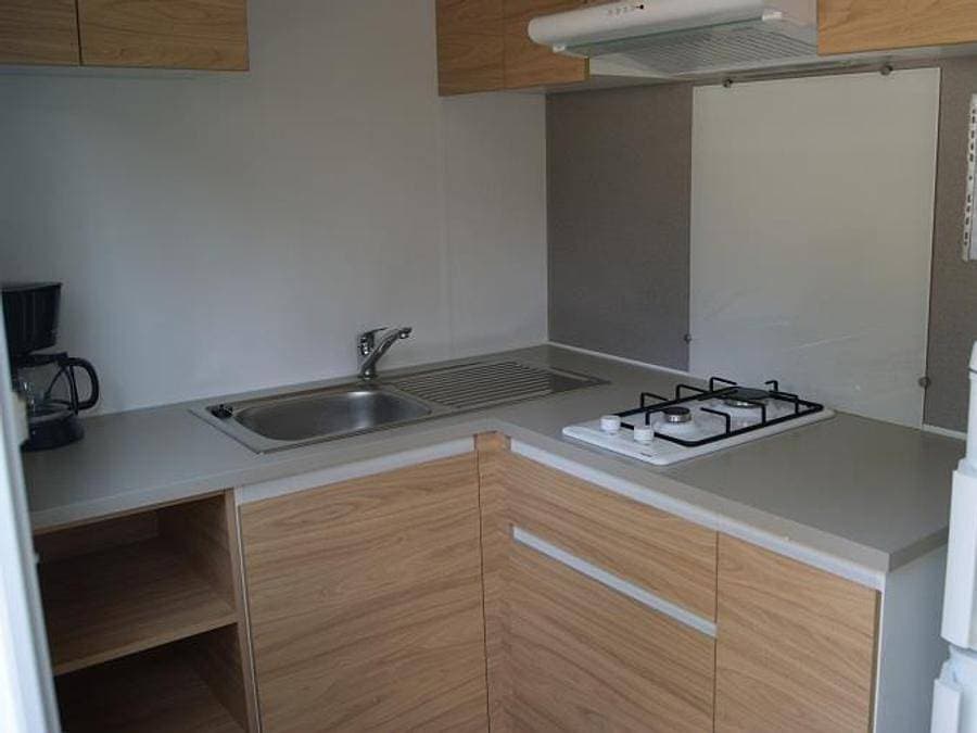 Foto 9 von 35: Flower Camping Orly d'Azur - Mobilheim 4 personen - Mobilheim Aglandau Confort 20m² - 1 Schlafzimmer - halbüberdachte Terrasse -.