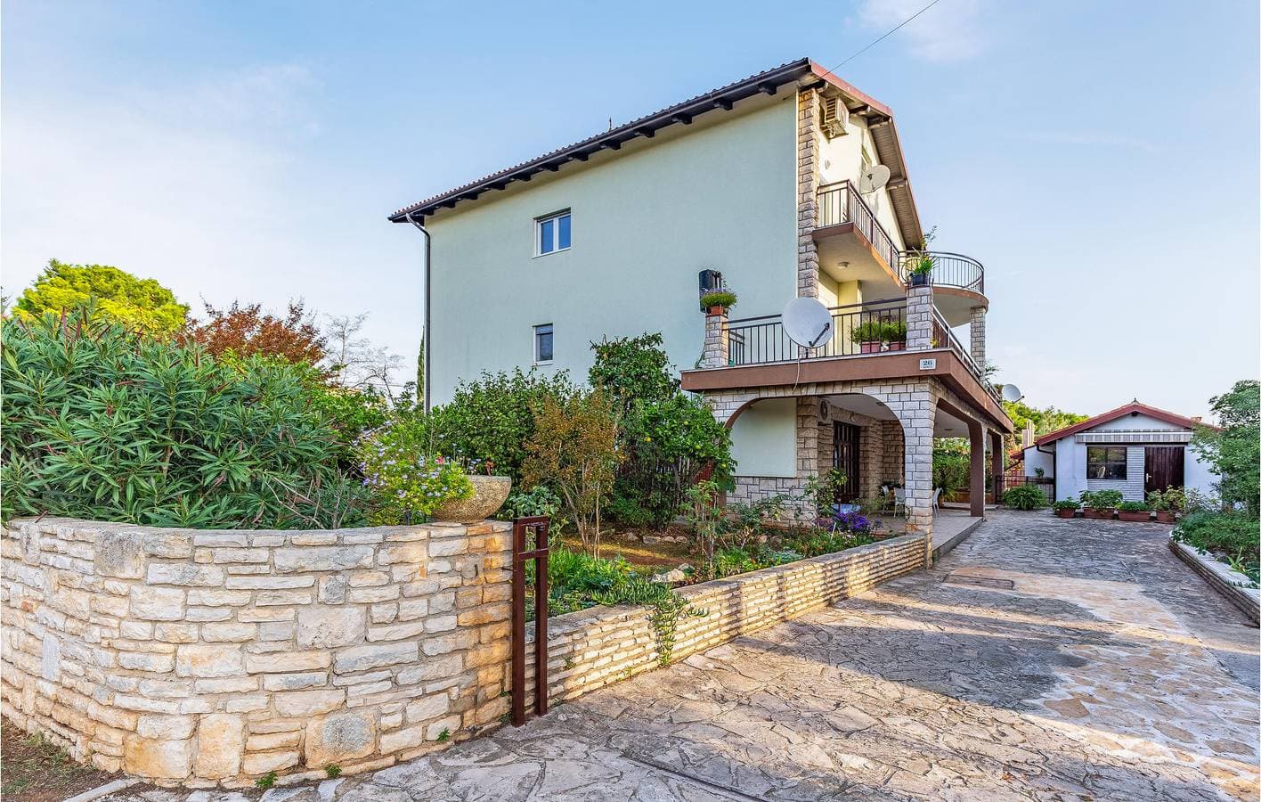Charmantes Apartment mit einem Schlafzimmer und Terrasse, 700 m vom Strand Bijela entfernt 1