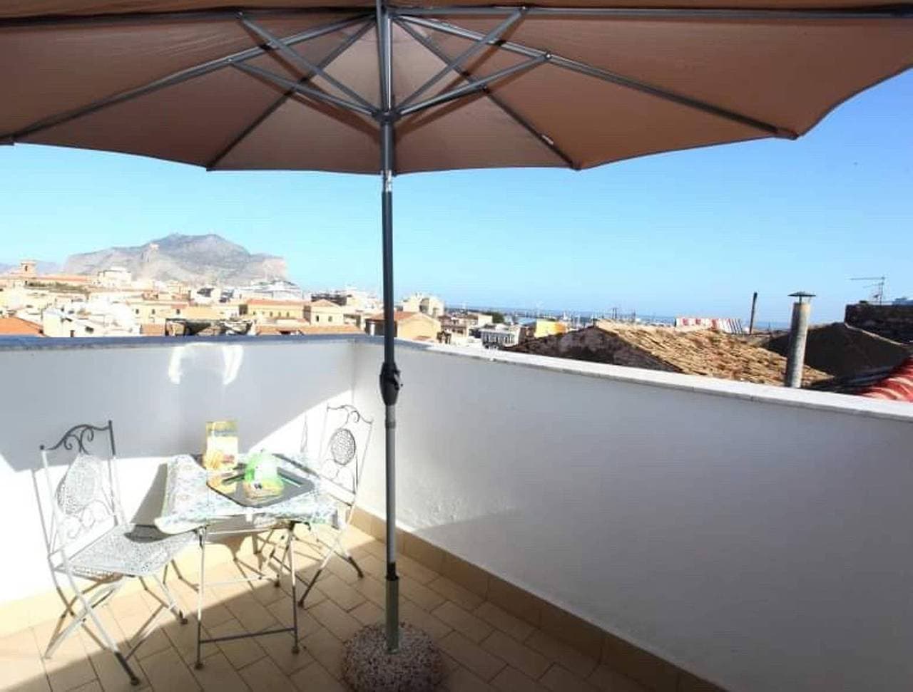 Terrasse im historischen Zentrum von Palermo rosa 1
