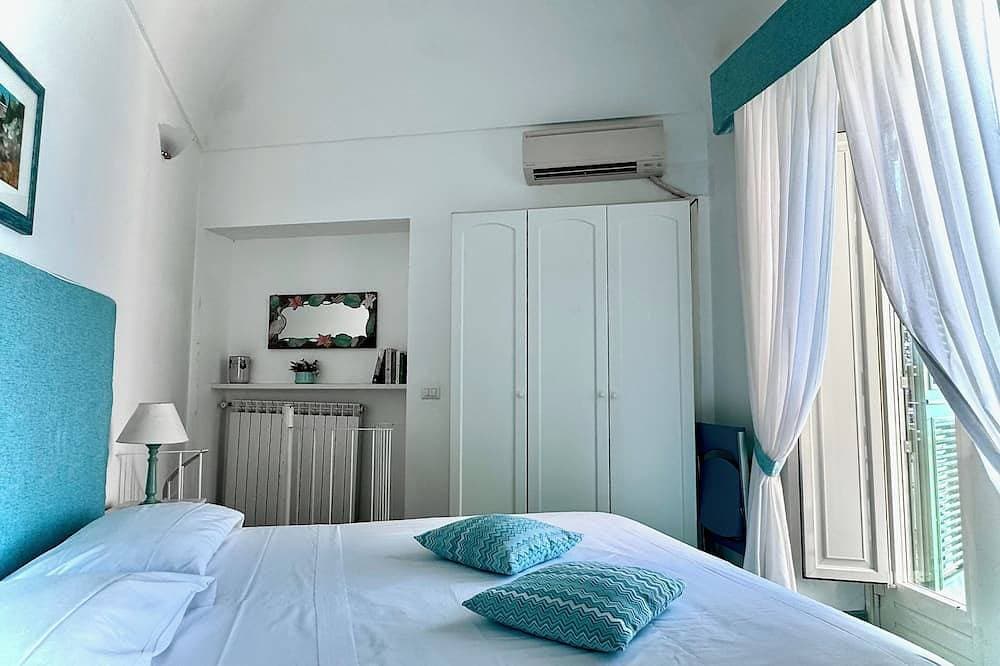 Foto 3 von 27: Romantic cottage, wide terrace overlooking the sea.