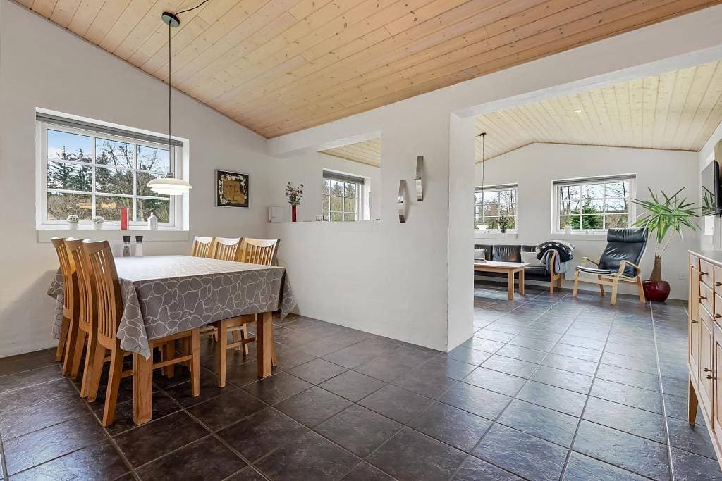 Foto 5 von 22: Skandinavisch eingerichtetes Ferienhaus mit Wellnessbad – 2 Hunde erlaubt