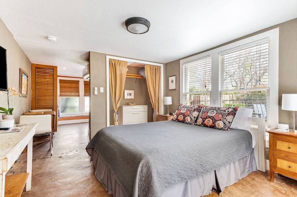 Foto 5 von 13: Cozy Studio Minutes From Barton springs and Downtown