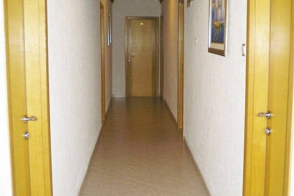 Foto 9 von 14: Ferienwohnungen und Zimmer Denis,, Baška Voda, hr