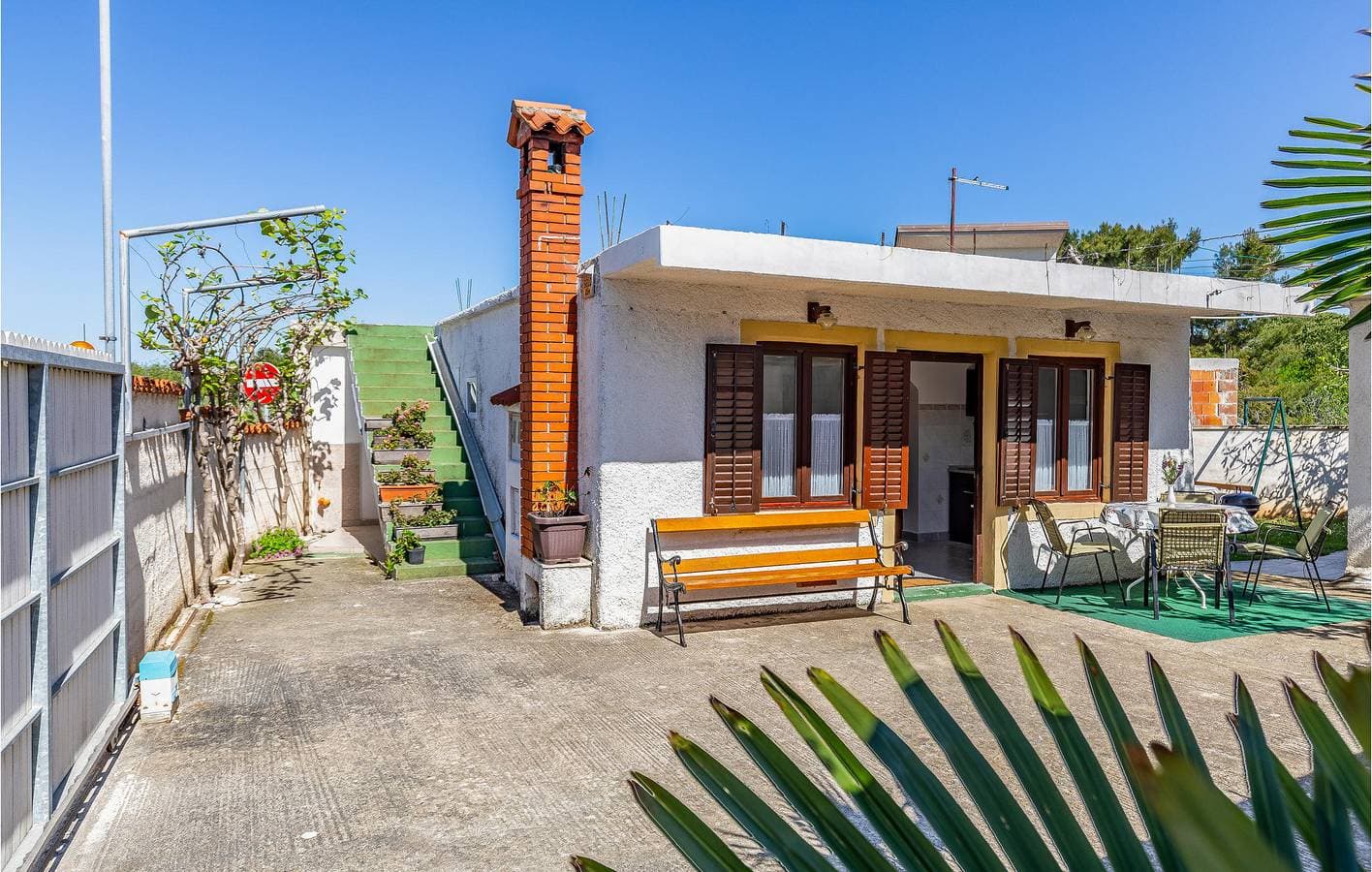 Charmantes Apartment mit Terrasse, WLAN und Parkplatz in der Nähe von Bijela Plaža 1