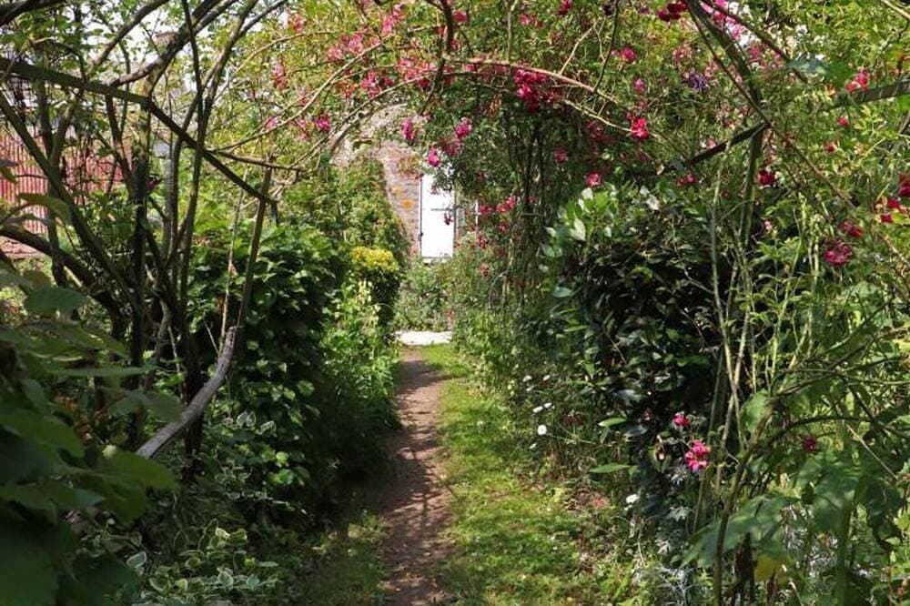 Foto 11 von 24: Historisches Haus aus dem 15. Jahrhundert mit Garten in La Carneille